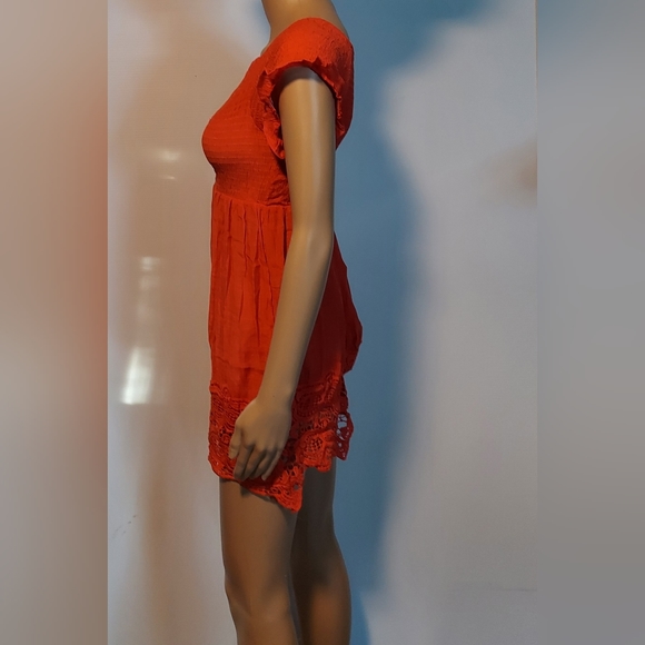 Statement Red: Icon Apparel's Vibrant Short-Sleeve Dress in Size M - Picture 11 of 16